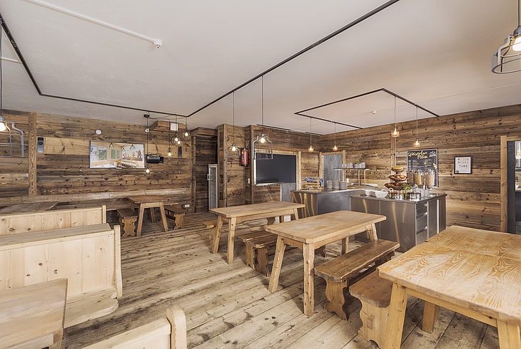 Großer Speisesaal im Alpincenter Hochfügen mit Buffetbereich
