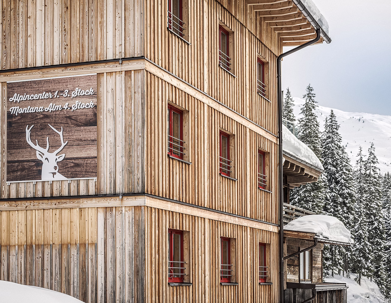 Alpincenter Hochfügen Aussenansicht der Holzfassade
