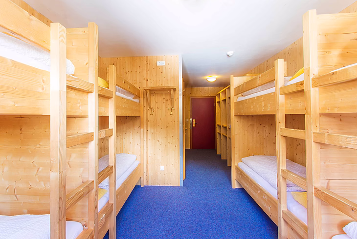 Mehrbettzimmer mit Stockbetten für 8 Personen
