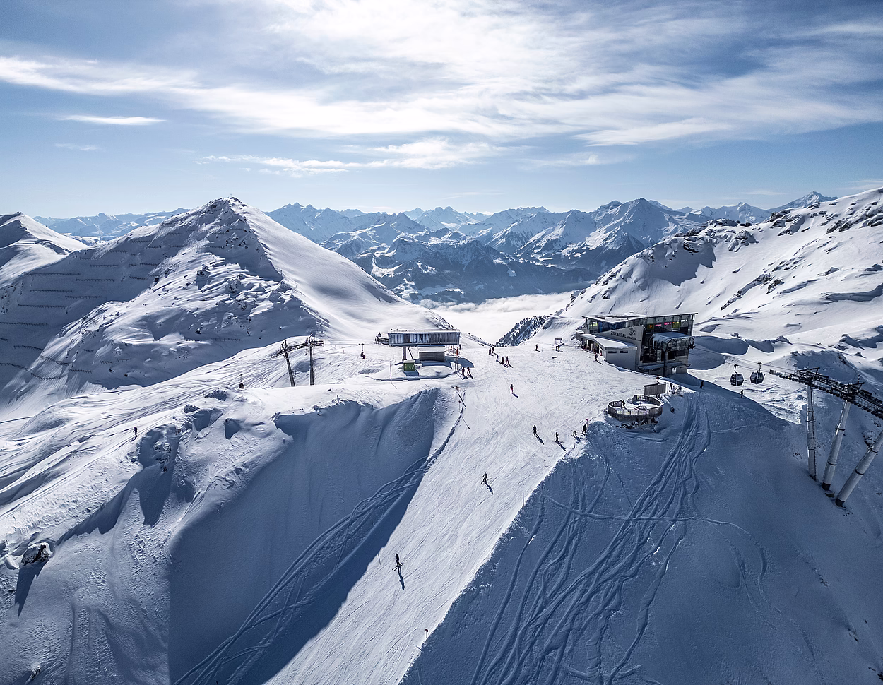 Panoramafoto aus der Luft fotografiert von Hochfügen und den umliegenden Bergen