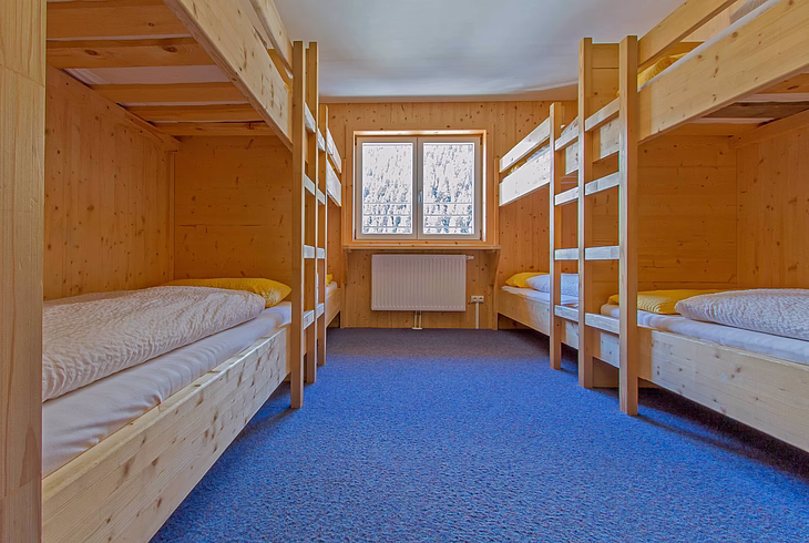 Mehrbettzimmer für 8, 12 oder 18 Personen mit Stockbetten und Teppichboden