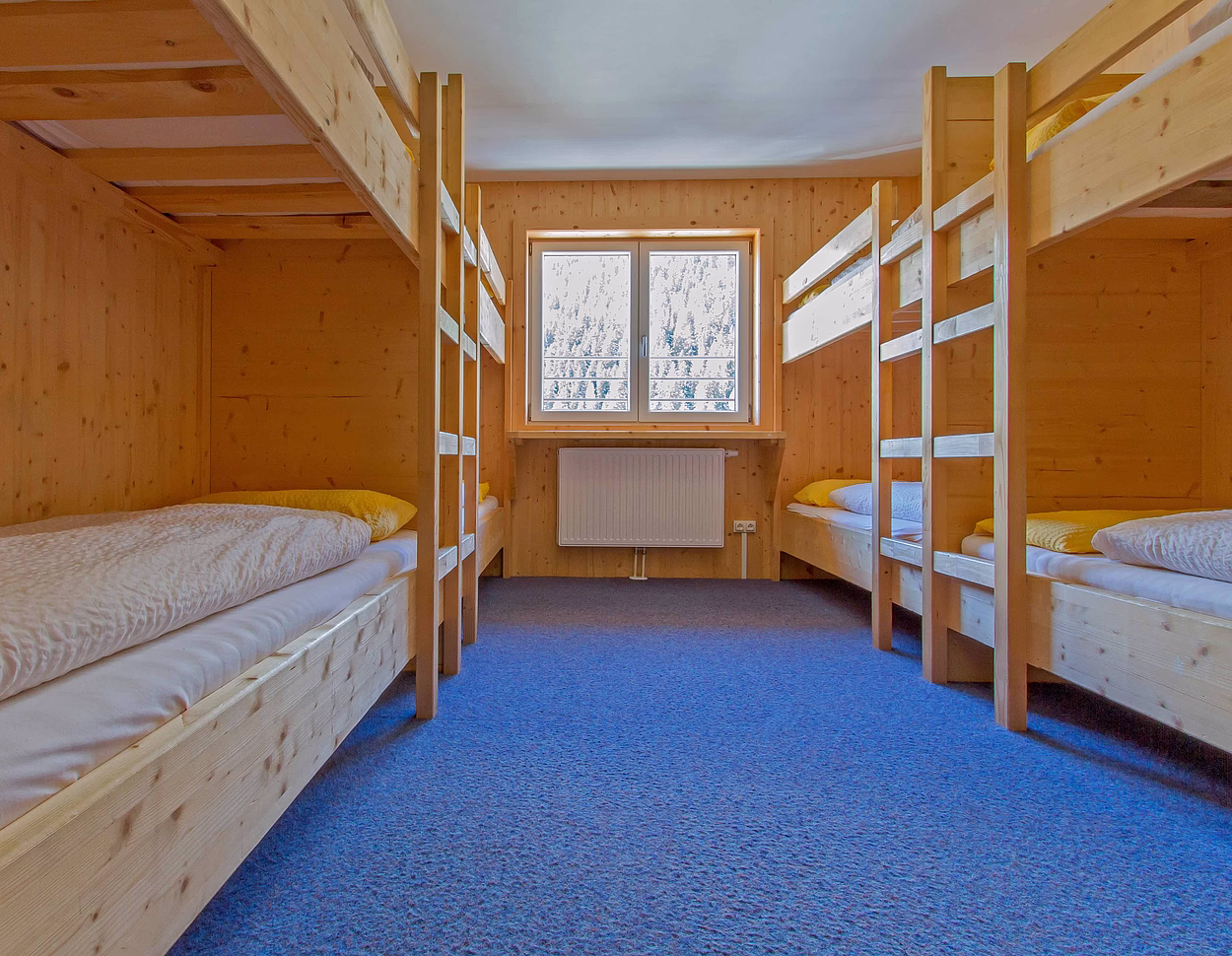Mehrbettzimmer für 8, 12 oder 18 Personen mit Stockbetten und Teppichboden
