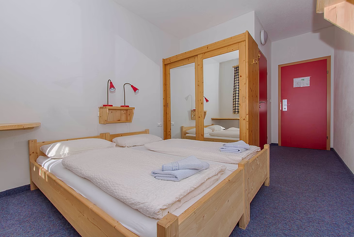 Doppelzimmer für 2 Personen mit großem Schrank und eigenem Badezimmer
