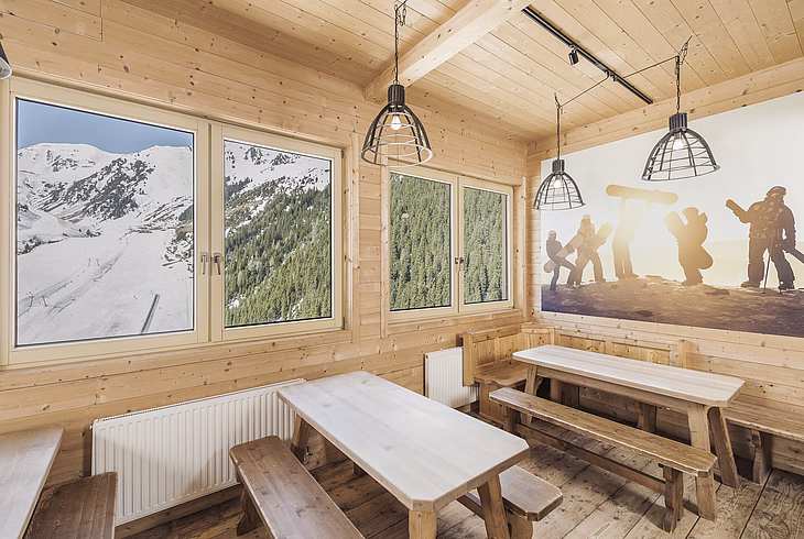 Speisesaal im 3. Stock des Alpincenters mit Ausblick auf die Piste