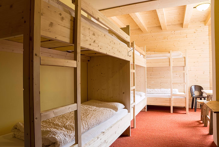 Mehrbettzimmer im Alpincenter Hochfügen mit angrenzendem Badezimmer