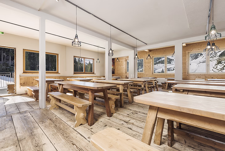 Speisesaal im Alpincenter Hochfügen mit viel Platz für eine Schulklasse oder Gruppen