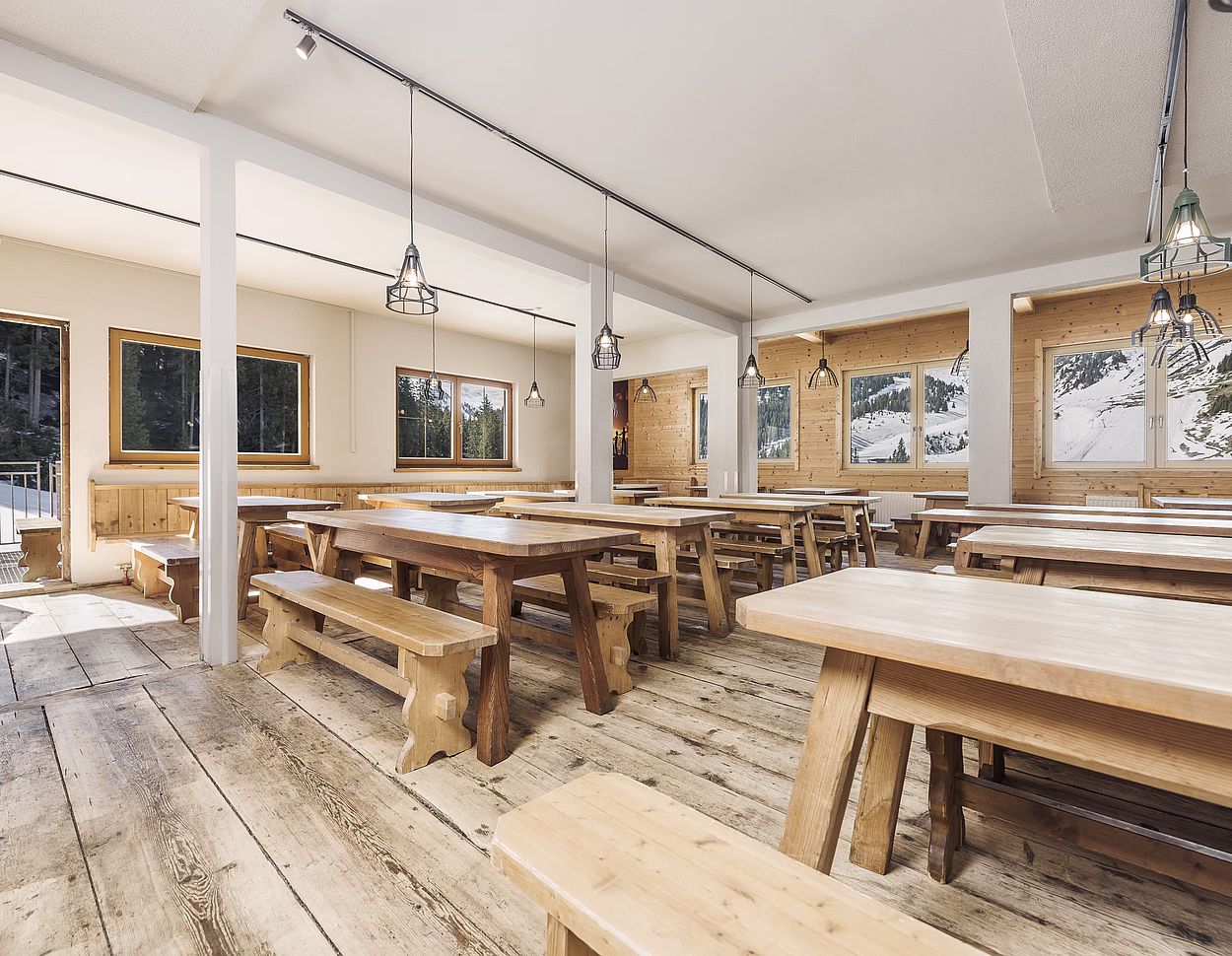 Speisesaal im Alpincenter Hochfügen mit viel Platz für eine Schulklasse oder Gruppen